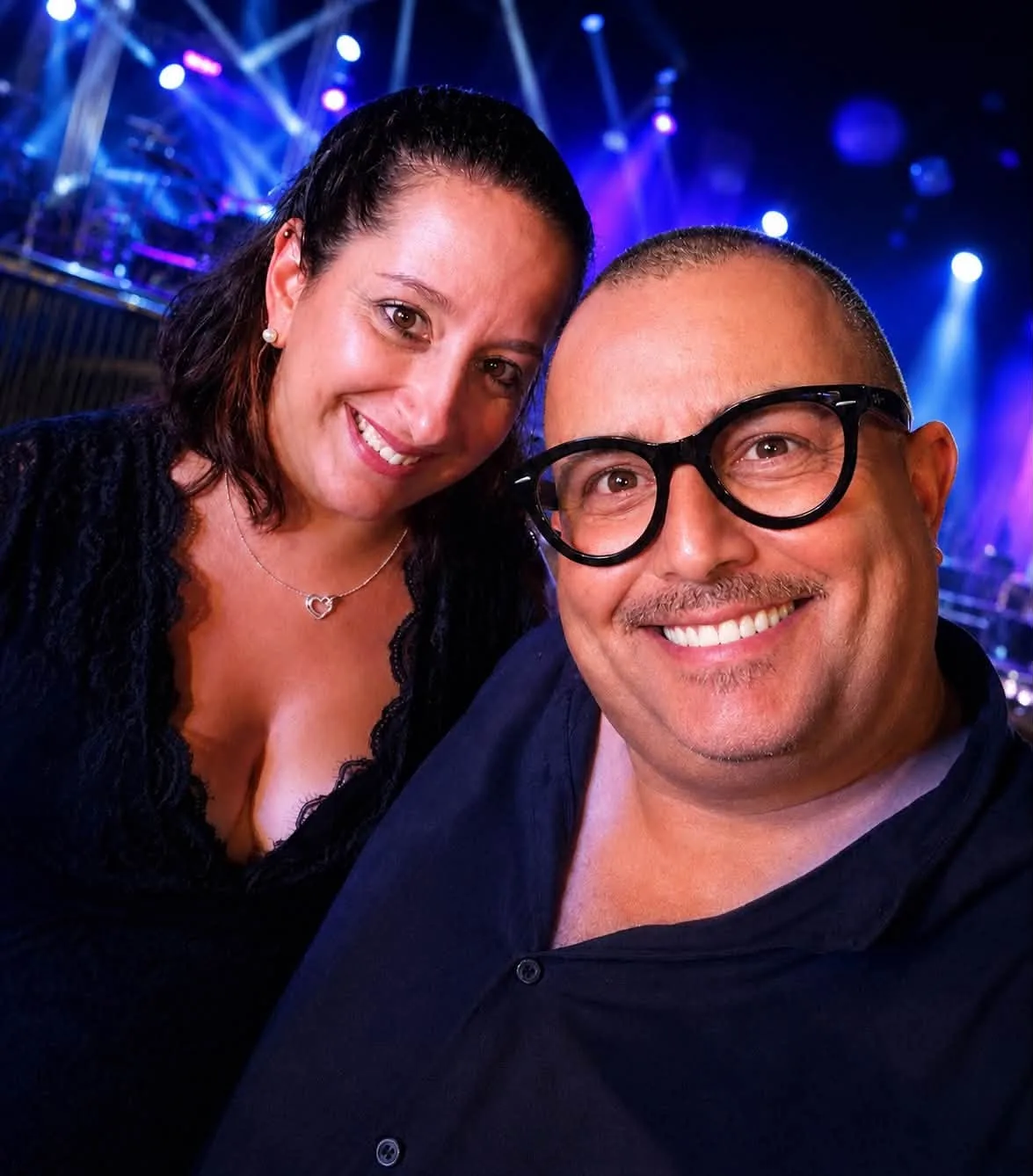 Dietro le quinte prima di salire sul palco, con le luci del palco alle spalle